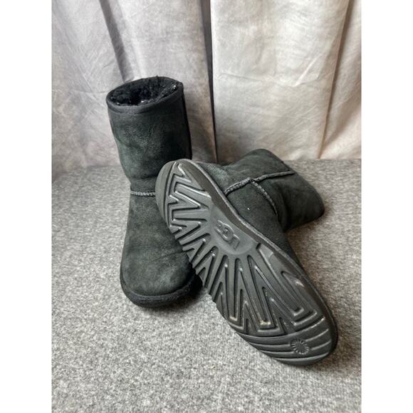 UGG Kids Classic Mid Suede Black Boot, USA Size 4 - Picture 5 of 7